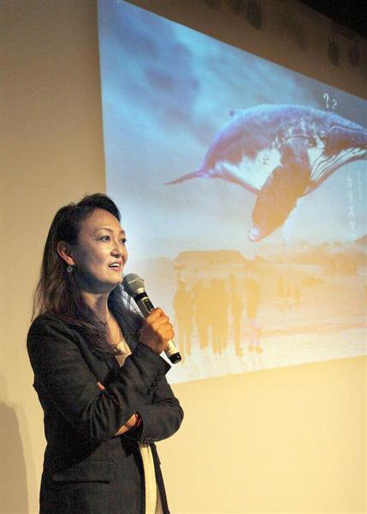 「クジラ映画」制作のイベントで、プレゼンテーションする佐々木芽生さん=7日、東京都内(佐々木正明撮影)