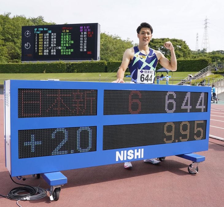 陸上男子100メートルで9秒95の日本新をマークし、笑顔でポーズをとる山県亮太=6日午後、鳥取市のヤマタスポーツパーク陸上競技場(代表撮影)