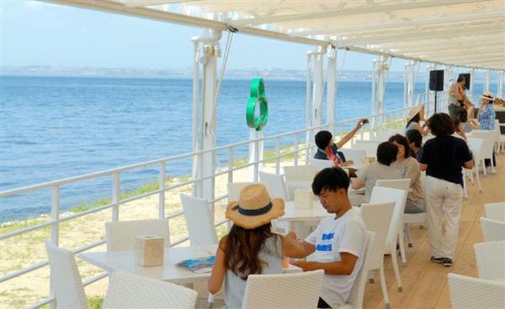 ウッドデッキで食事や景色を楽しむ観光客ら=30日、淡路市野島平林