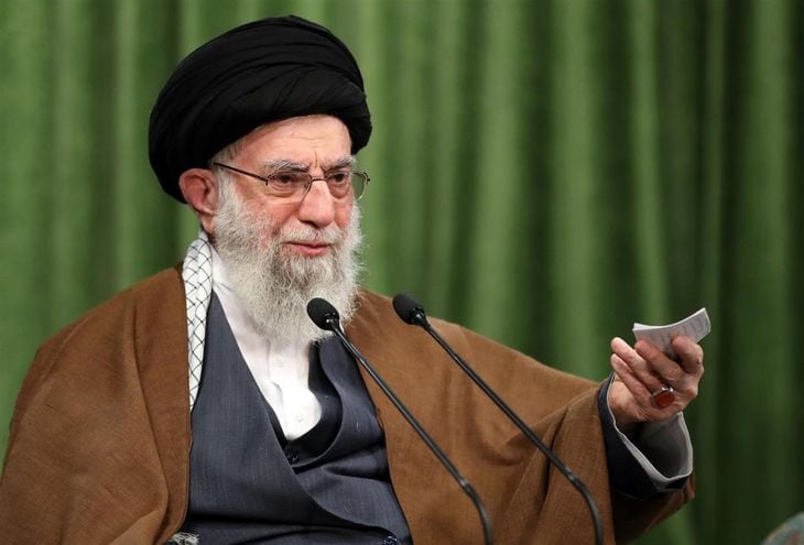 3日、テレビ演説するイランの最高指導者ハメネイ師=テヘラン(最高指導者事務所提供、ゲッティ=共同)
