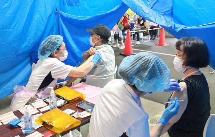 江戸川区の東京さくら病院では、予約不要のワクチン接種が行われ、数百人の高齢者が接種を受けていた=7日午後、江戸川区東篠崎(永井大輔撮影)