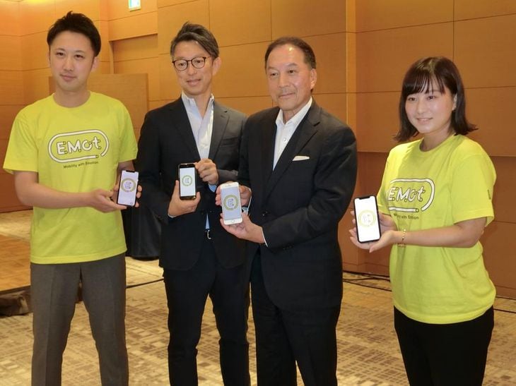 10月末から提供するMaaSアプリ「EMot」を紹介する小田急電鉄の星野晃司社長(右から2人目)=7日、東京都新宿区