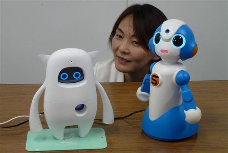 高島屋は10月4日、新宿店(東京都渋谷区)にロボット専門売り場をオープン。会話できるロボット「ソータ」(右)や、英語で話せるロボット「ミュージオ」など22種類を取り扱う