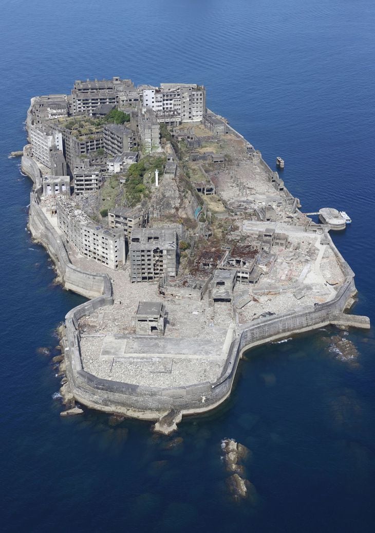 長崎市の端島(通称・軍艦島)