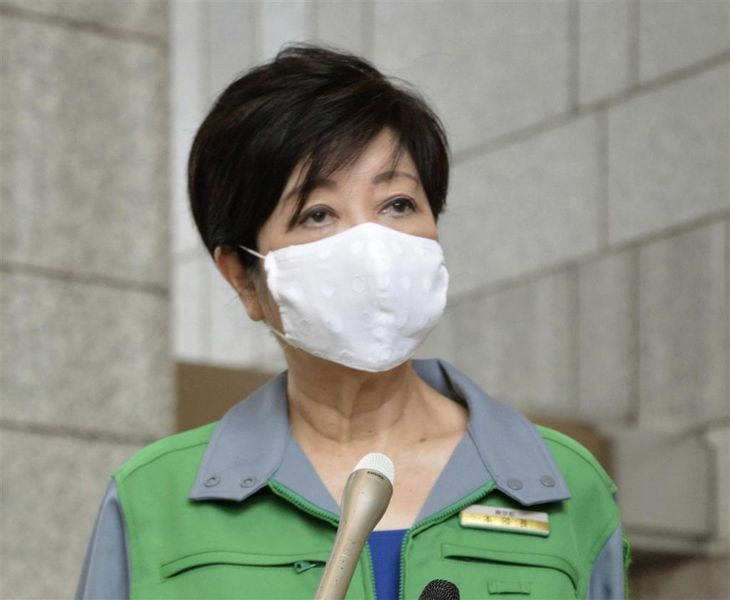 東京都内で新たに報告された新型コロナウイルスの感染者数について明らかにする東京都の小池百合子知事=21日午前、都庁