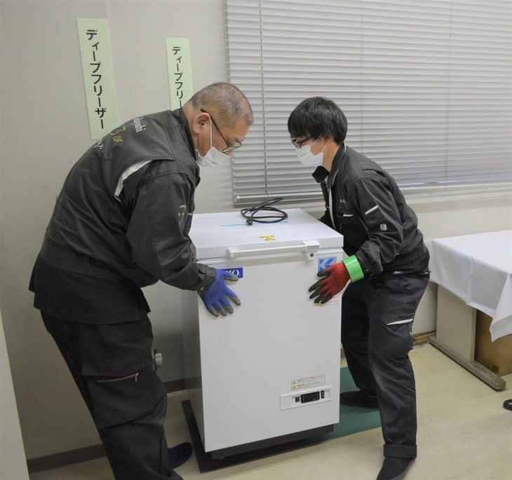 設置される超低温冷凍庫=奈良県天理市の天理市文化センター