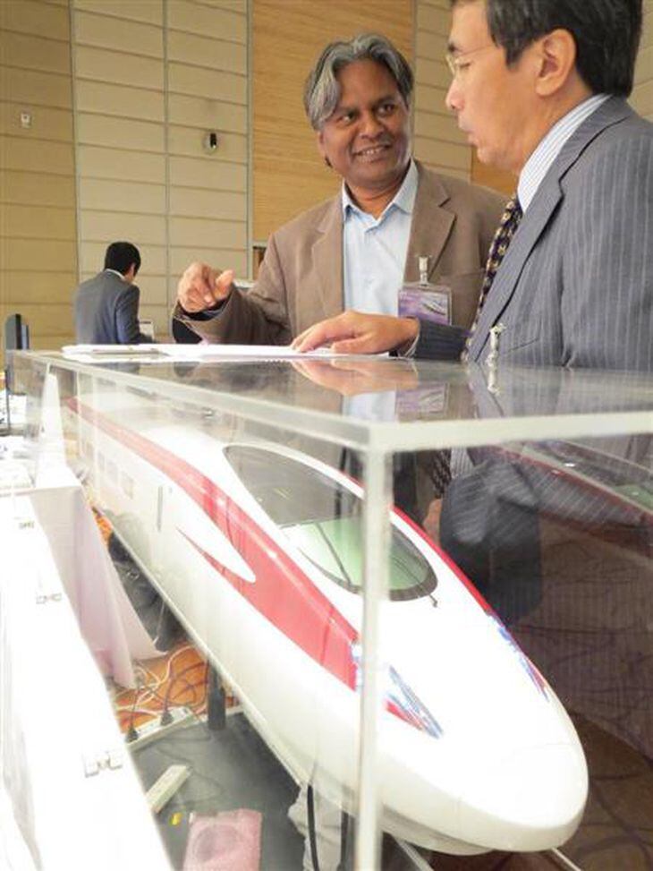 日本側が出品した模型を前に話し合う、日本政府が開いた高速鉄道セミナーの出席者=2013年2月11日、インド・アーメダバード(岩田智雄撮影)