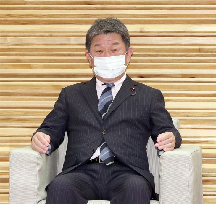 閣議に臨む茂木敏充外務相=29日午前、首相官邸(春名中撮影)
