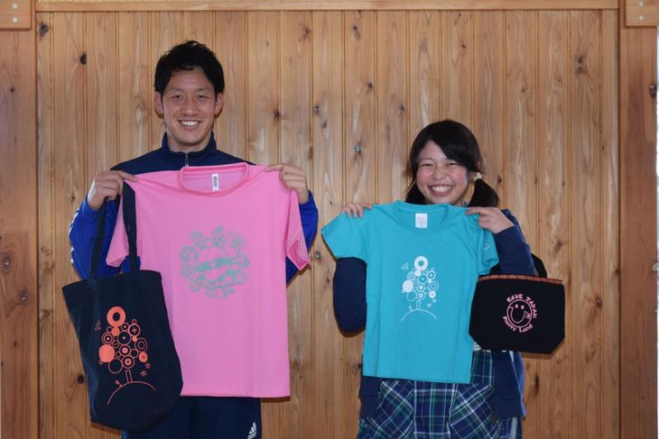 保育士がデザインしたTシャツとバッグ=栃木県壬生町のメリーランド保育園