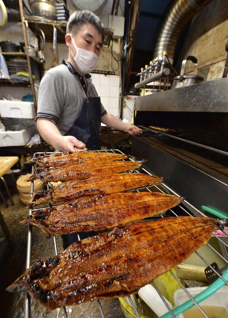 次々とウナギが焼き上げられると、店内には香ばしい香りが漂った=21日午前、大阪市中央区(安元雄太撮影)