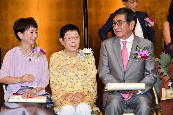 第26回橋田賞授賞式に出席した(左から)阿川佐和子さん、橋田壽賀子さん、石坂浩二さん=平成30年7月18日、東京都内のホテル