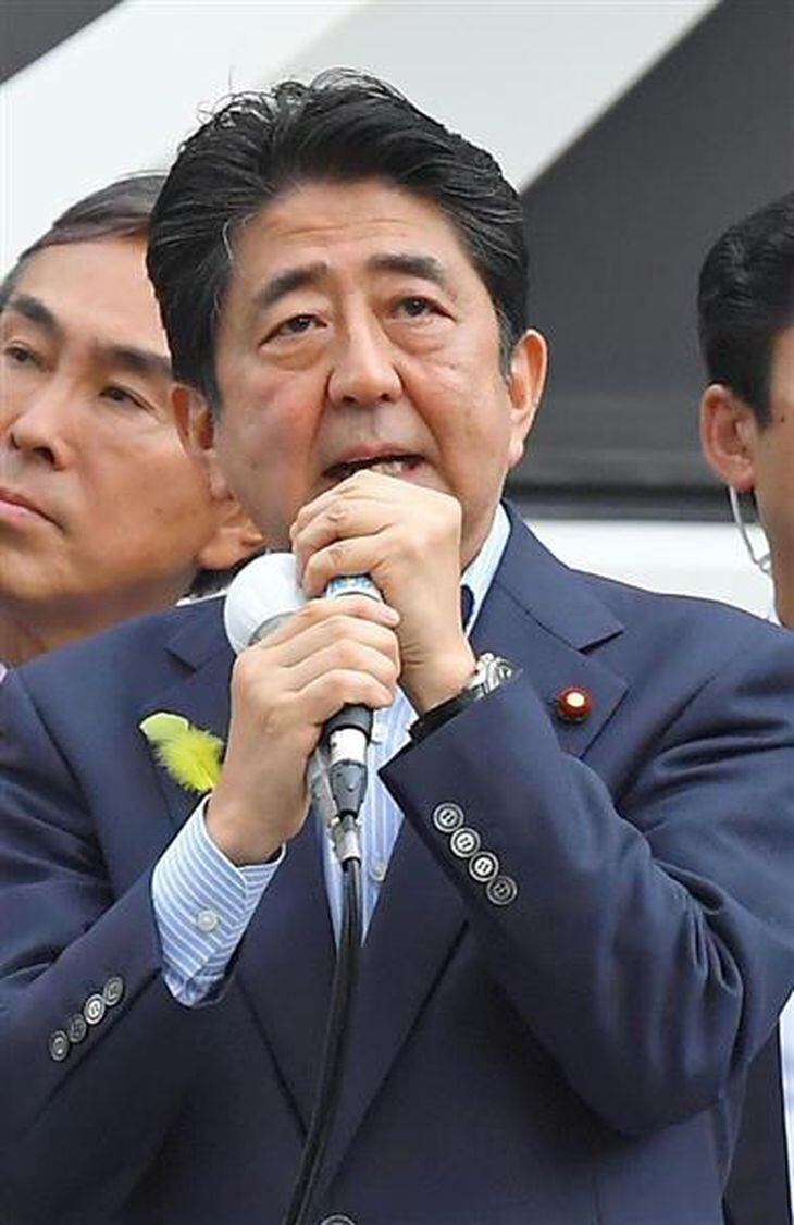 安倍首相は都議選の最終日、JR秋葉原駅前で応援演説した=1日