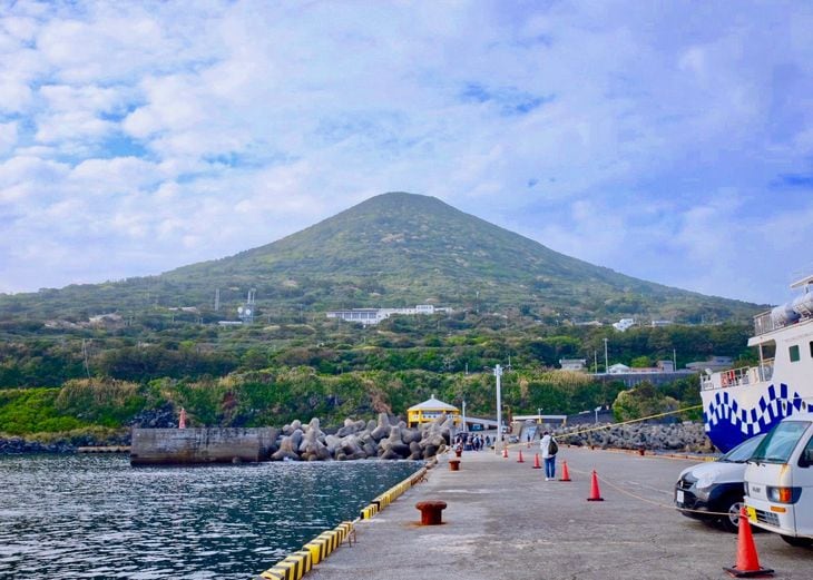 三角形が美しく見える利島の宮塚山。島に砂浜はなく、断崖絶壁に囲まれている