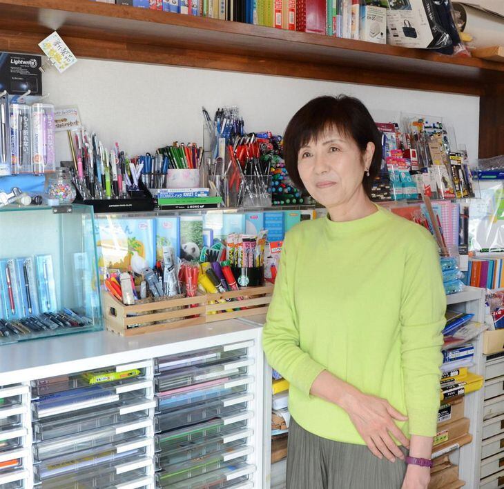 熊本地震で被災した文具店の再オープンを果たした北川裕子さん=熊本県益城町