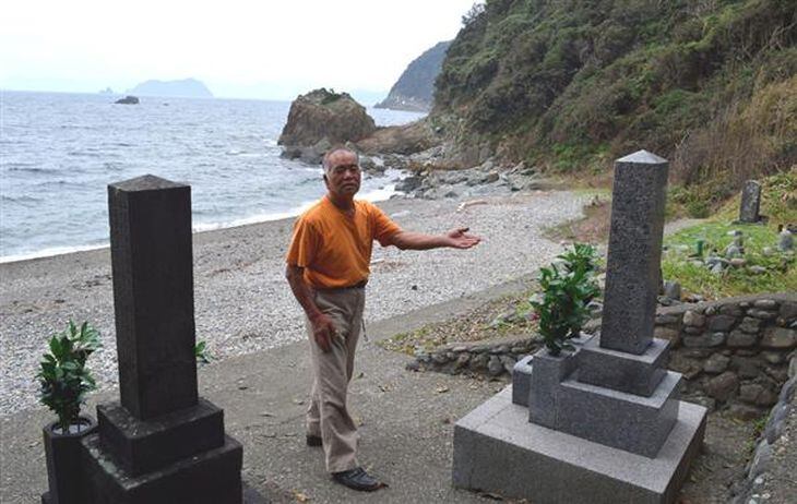 並んで立つ露艦戦士の墓碑(右)と常陸丸遭難者の墓碑。日露首脳会談を前に新谷勇氏はアクセス改善を求める