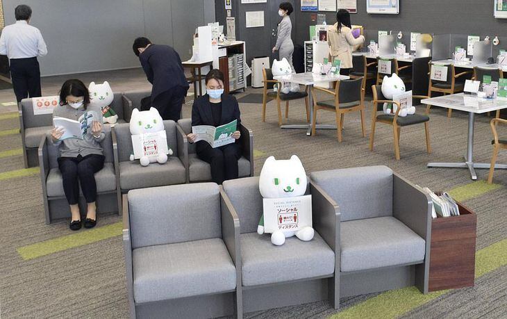3人掛けソファの真ん中に置かれているりそな銀行のマスコット「りそにゃ」のぬいぐるみ=大阪市
