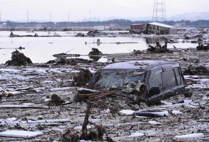 津波で押し流され汚泥に埋まる車両。元は水田だったという=2011年3月12日午前6時39分、仙台市若林区