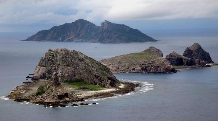 尖閣諸島を含む東シナ海上空。手前から南小島、北小島、魚釣島=沖縄・尖閣諸島(鈴木健児撮影)