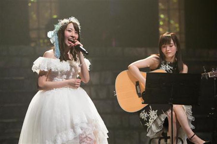 山本彩(右)作詞作曲の「幸せの欠片」を歌う藤江れいな(C)NMB48
