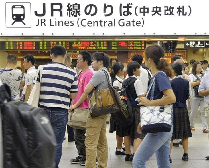 ダイヤが乱れ、混雑するJR天王寺駅改札口前=5日(須谷友郁撮影)