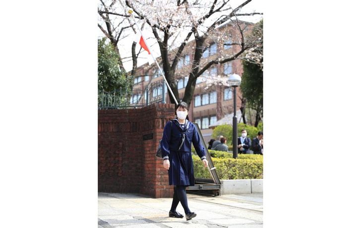 学習院女子高等科の卒業式に向かわれるマスク姿の愛子さま=22日午後0時42分、東京都新宿区(代表撮影)