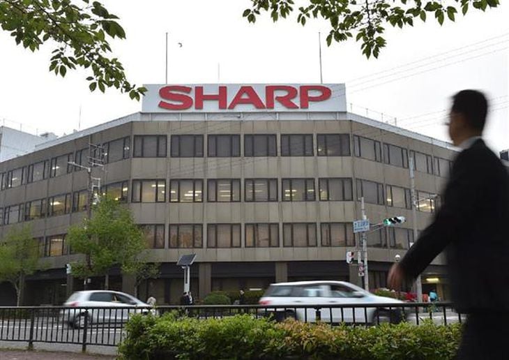 大阪市阿倍野区のシャープ本社。社員は厳しい賃金カットを迫られる
