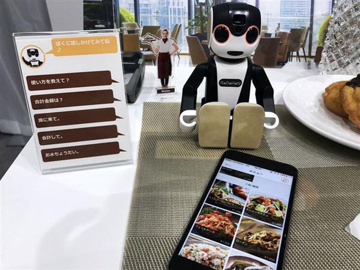 飲食店のメニュー注文アプリと連携したシャープのロボット型携帯電話「ロボホン」 (ボクシーズ提供)