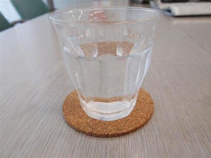 コップに市販の水素水を注いだ。飲んでみたが、普通の水と変わらない味だった