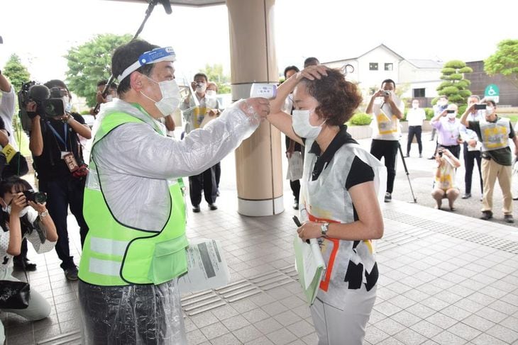 避難所の入り口では避難者の検温が行われる=宇都宮市徳次郎町の富屋地区市民センター