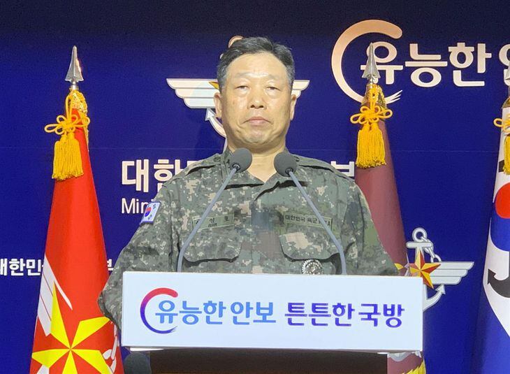 24日、ソウル市内で記者会見する韓国軍合同参謀本部の当局者(聯合=共同)