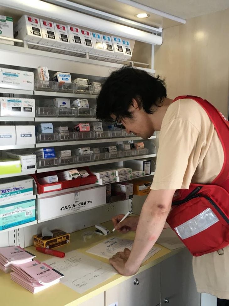 西日本豪雨の被災地で、モバイルファーマシー内で活動する薬剤師(広島県薬剤師会提供)