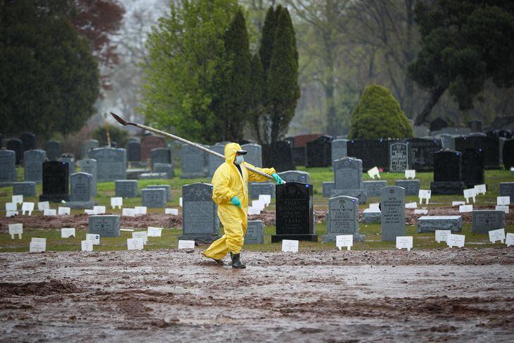 新型コロナウイルス感染による死者が埋葬された米ニューヨークの墓地=2020年4月(ゲッティ=共同)