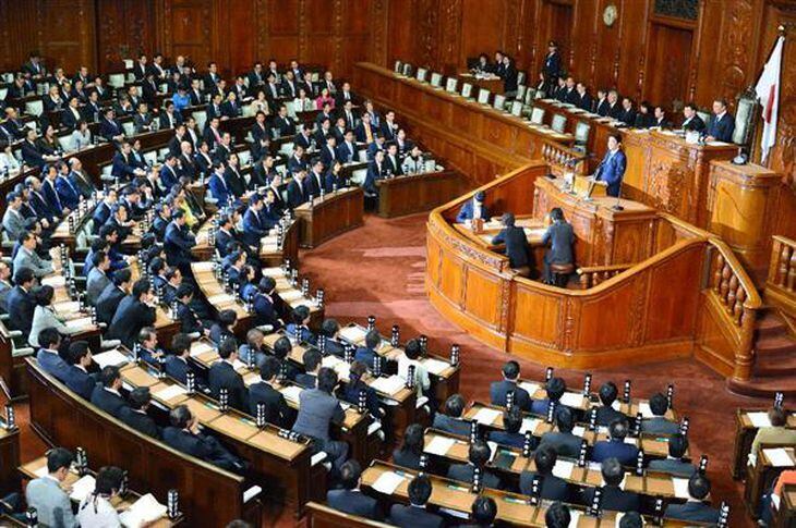 衆院本会議で、北朝鮮の核実験に対する抗議決議案が可決され、政府発言を行う安倍晋三首相=8日午後、国会・衆院本会議場(斎藤良雄撮影)
