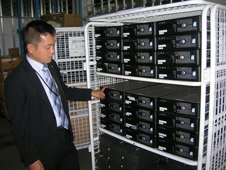 大量のパソコンが運び込まれたブロードリンク福岡支社の作業場