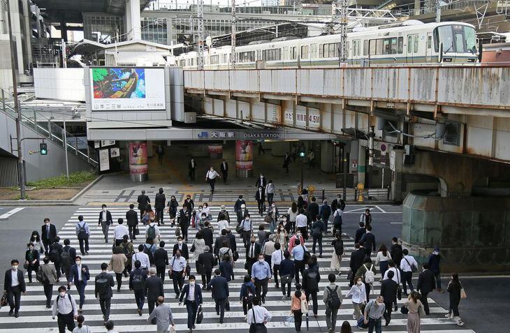 マスク姿で通勤する人たち=18日午前、大阪市北区のJR大阪駅前(彦野公太朗撮影)