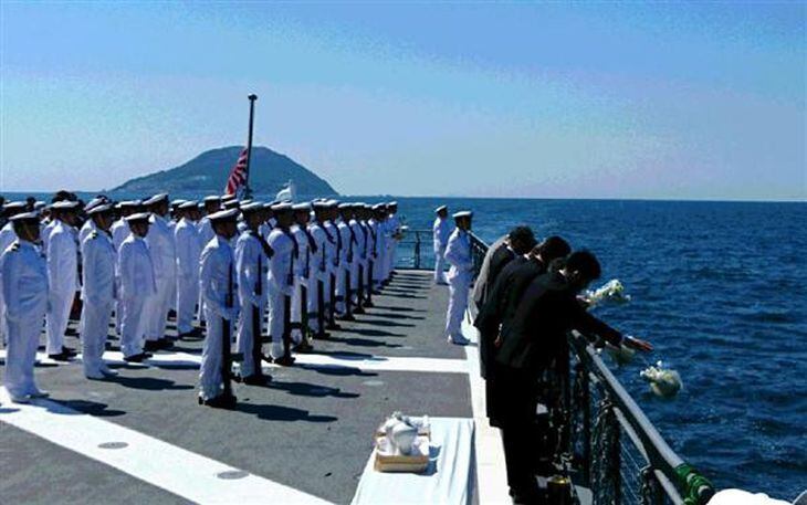 日本海海戦の戦没者を悼んだ洋上慰霊祭=27日、博多湾沖