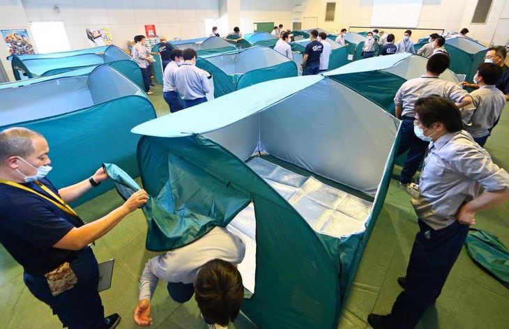 大阪府大東市で行われた避難所開設の訓練=6月(渡辺恭晃撮影)