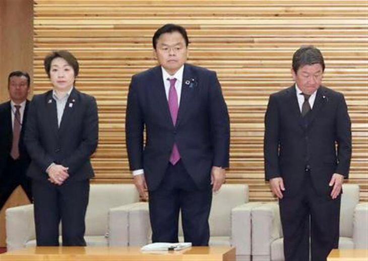 閣議に臨む赤羽国交相(中央)=21日午前、首相官邸(春名中撮影)