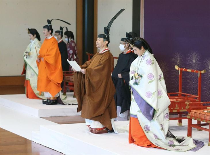 「立皇嗣宣明の儀」でお言葉を述べられる天皇陛下と、皇后さま、秋篠宮ご夫妻=8日午前11時5分、皇居・宮殿「松の間」