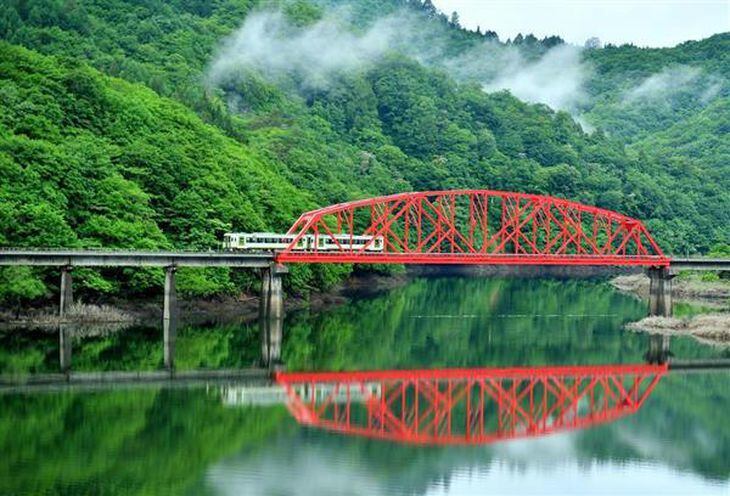 【動画・view 写】岩手・北上線 新緑の季節を映す錦秋湖